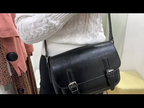 ❤️ Фитинг бөлмөсүндө жаш канчык FeralBerryди дилдо менен коомдук мастурбациялоо ☑ Порно видео боюнча бизде ❌️